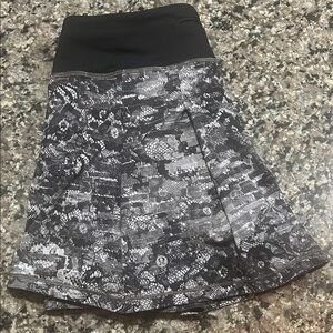 Lululemon black, white and grey skirt